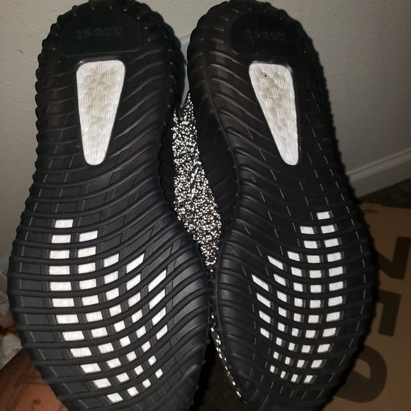 Yeezy 350 v2 black reflective - Picture 4 of 4